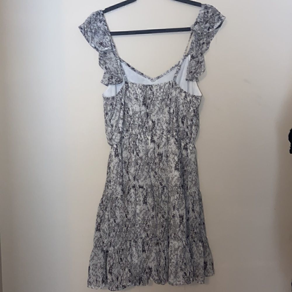 entro Grey Flowy Dress Size: Large - Picture 4 of 7
